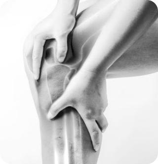 Black and white illustration of a knee with underlying joints visible. Hands are holding it to show that the knee is in pain.